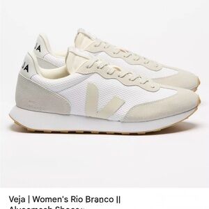 Veja Women's White and Cream Rio Branco Sneakers